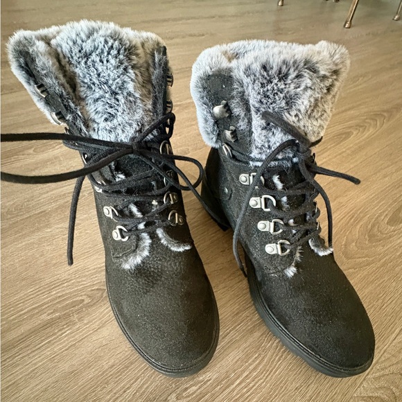 White Mountain Shoes - White Mountain black boots, fur lined, size 8, only worn once.